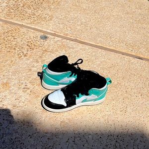 Air Jordan 1 mid tropical twist black. Size youth 2